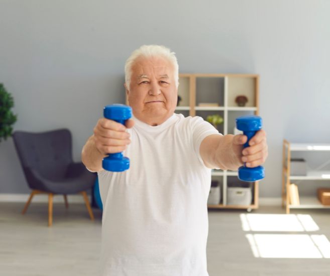 man lifting weights joint and muscle pain